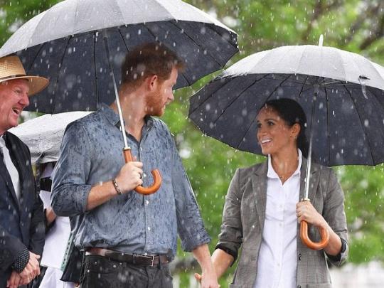 Меган и Гарри с зонтиками