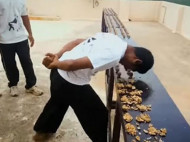 Отличная работа головой: индиец расколол лбом 217 орехов (видео)
