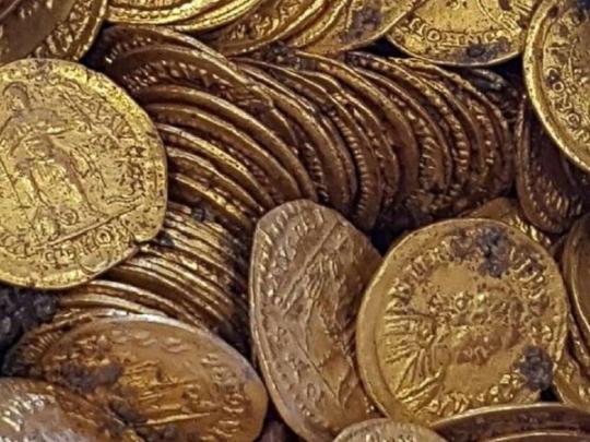 Амфора с золотыми монетами, найденная в итальянском городе Комо