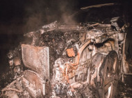 В Киеве ночью сгорел Mercedes бизнес-класса: опубликованы фото