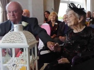 Столетняя британка вышла замуж за мужчину намного моложе нее, с которым встречалась 30 лет (фото, видео)