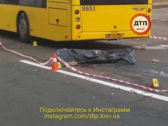 труп на остановке в Киеве