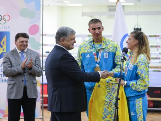Петр Порощенко с призерами Юношеских Олимпийских игр