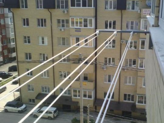 Бельевые веревки снаружи балкона