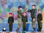 Недетские игры: на празднике в Крыму оккупанты устроили детям забавы с пистолетами (фото)