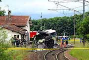 Поезд, следовавший в женеву, врезался на переезде в автобус с французскими школьниками