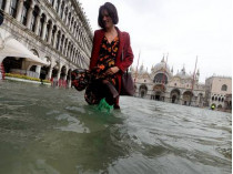 Туристка в центре Венеции ходит по воде