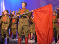 Керчь ничему не научила: в Крыму устроили пропагандистское шоу с детьми в военной форме (фото)