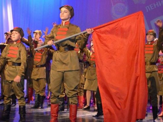 Керчь ничему не научила: в Крыму устроили пропагандистское шоу с детьми в военной форме (фото)