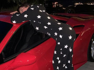 Кайли Дженнер выложила в сети видео с реакцией ее матери, которой она подарила Ferrari 