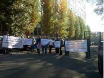 Люди протестуют против скандальной стройки в Киеве 