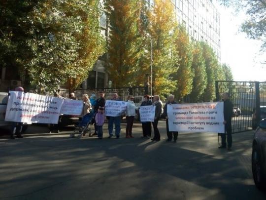 Люди протестуют против скандальной стройки в Киеве 