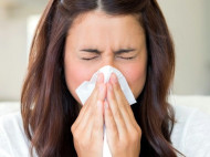 При насморке греть нос категорически нельзя — это чревато грозными осложнениями, — врач