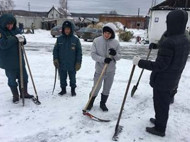 Заставили косить траву под снегом: опубликовано странное видео «уборки территории» спасателями РФ