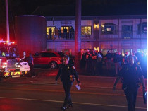 Полицейские возле здания, где произошло нападение