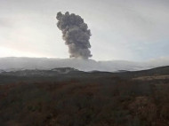 На Курилах проснулся древний вулкан: в сети показали впечатляющее фото