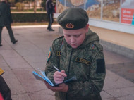 Без военной формы никуда: оккупанты устроили для детей в Крыму пропагандистскую акцию