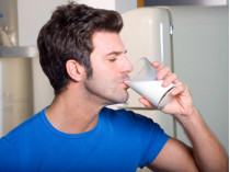 Мужчина пьет молоко