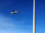 В небе над Москвой завис самолет: в сети показали видео