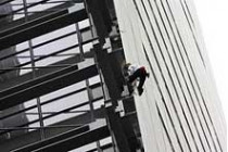 Человек-паук ален робер был арестован после того, как взобрался по стене на 52-этажный небоскреб в нью-йорке