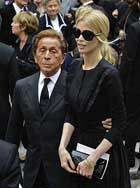 Похороны легендарного кутюрье ива сен-лорана отложили на один день, чтобы на них смог присутствовать президент николя саркози со своей новой женой карлой бруни