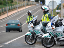 Испанские полицейские на дороге