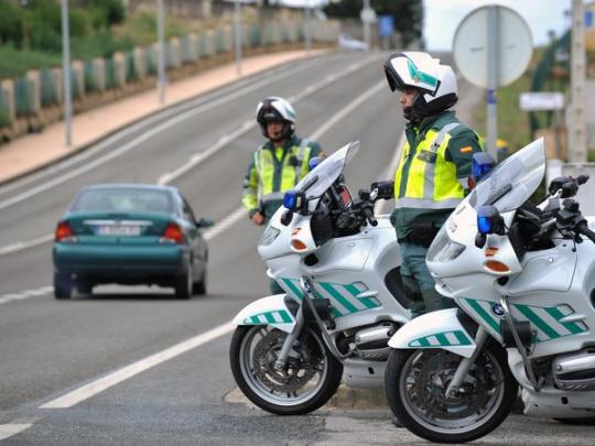 Испанские полицейские на дороге