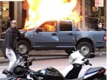 Нападавший рядом со своей горящей машиной