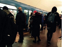 Люди в метро 