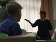 В России учительница при всем классе унижала школьницу из-за одежды (видео)