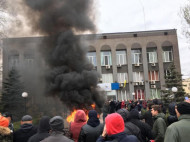 Из-за проблем с отоплением сотни жителей зажгли шины возле здания "Криворожгаз" (фото, видео)