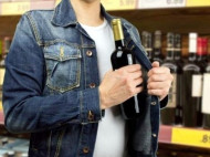 Крадут элитный алкоголь: в сети показали фото наглых воров в киевском магазине
