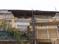 Со здания в центре Одессы на голову прохожему упала каменная глыба (видео)