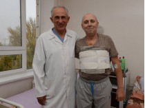 Академик Анатолий Руденко со своим пациентом 