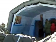 Скрепный десант: в России попы-парашютисты после приземления разворачивают надувной храм (видео)
