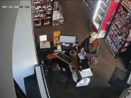 Провернули 5 схем за полчаса: в сети показали видео орудующих в Киеве мошенниц