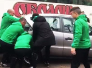 В Киеве футболисты проучили автохама (видео)