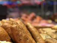 Заметили поздно: в сети показали фото неприятной находки в хлебе на Донбассе