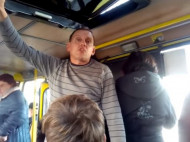 Хватал за куртку и обзывал: во Львове маршрутчик устроил скандал с пассажиром (видео)