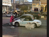 В центре Киева женщина с краской и топором обезобразила спорткар (видео)