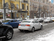 Зима пришла: автовладельцев просят до вечера не садиться за руль