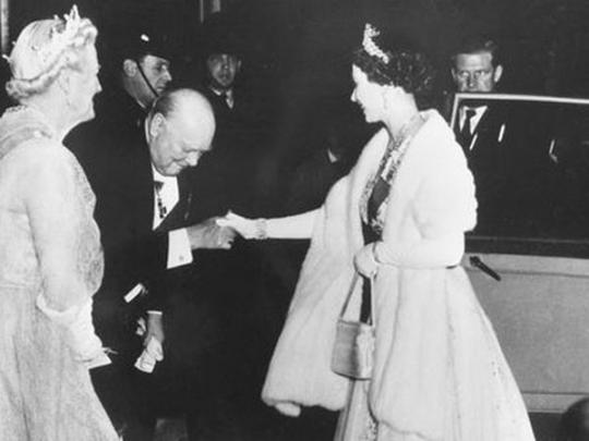 Черчиль целует руку королеве