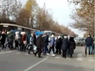 В Одессе люди перекрыли дорогу, требуя включить отопление в крупном жилом комплексе (видео)