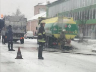 Под Киевом топливо из бензовоза вылилось прямо на дорогу (фото)