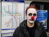 Отделения полиции вместо станций: российский художник устроил необычный протест в метро (фото)
