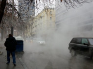Центр Киева снова залило горячей водой: подтоплен ресторан (фото, видео)
