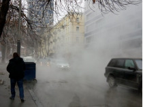 Центр Киева снова залило горячей водой