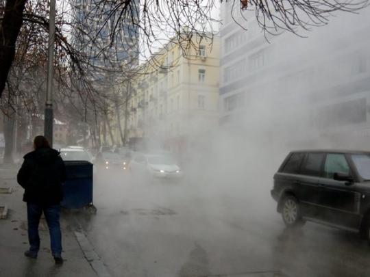 Центр Киева снова залило горячей водой