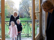 Брижит Макрон приняла у себя дома княгиню Монако с ее трехлетними двойняшками — очаровательные фото 