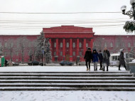 Кроме шуток: Красный корпус Киевского университета Шевченко задумали перекрасить в желтый цвет